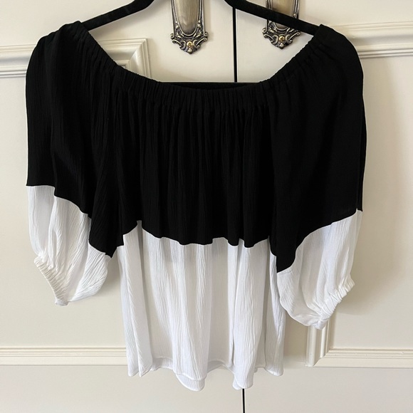 Beautiful black and white top - Picture 2 of 3